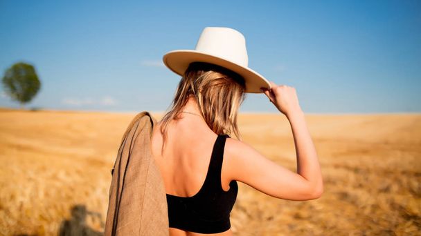 menina em chapéu de estilo no campo de trigo campo
 - Foto, Imagem