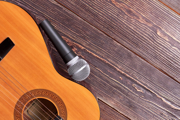 Гитара с микрофоном и копировальным пространством
. - Фото, изображение