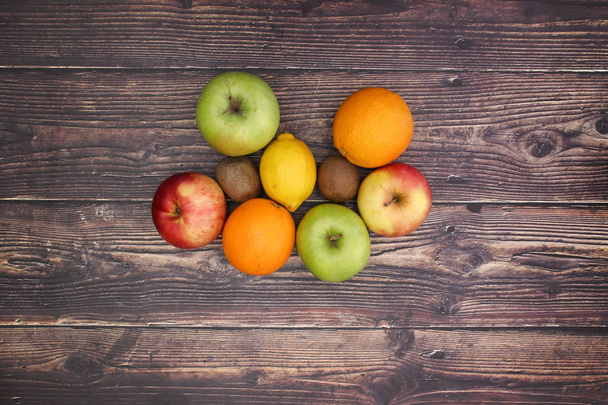 Tuoreet ja terveelliset hedelmät puupohjalla
 - Valokuva, kuva