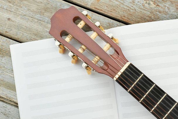 Cabeça de guitarra em notas musicais
. - Foto, Imagem
