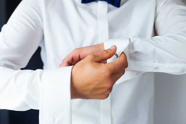 close up of a hand groom how wears white shirt and cufflink. - Valokuva, kuva