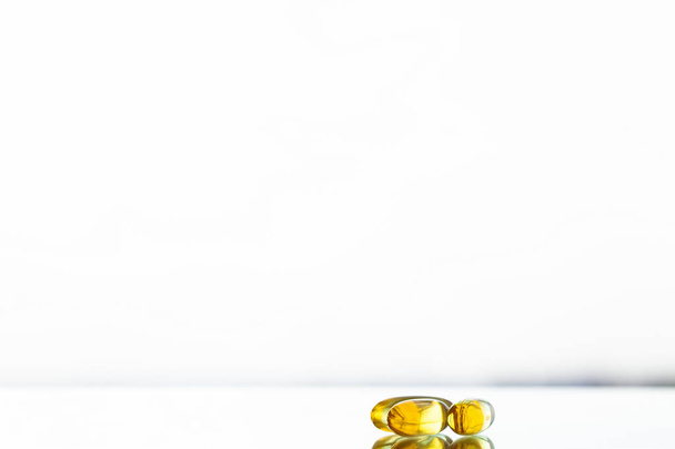 ビタミンサプリメント、黄色カプセルオメガ3の魚油. - 写真・画像