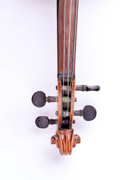 close up alte Geige auf weißem Hintergrund. - Foto, Bild