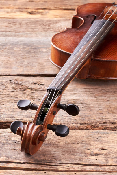 Violino vintage em tábuas de madeira
. - Foto, Imagem