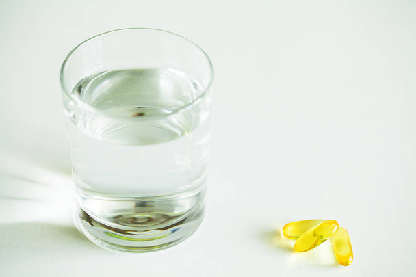 Suppléments vitaminiques, huile de poisson en capsules jaunes oméga 3
. - Photo, image