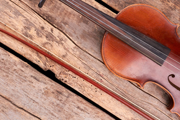 Geige und Bogen auf Holzboden. - Foto, Bild