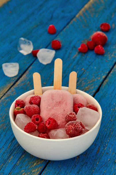 Клубничное и малиновое мороженое с фруктовым мороженым в белых мисках
 - Фото, изображение