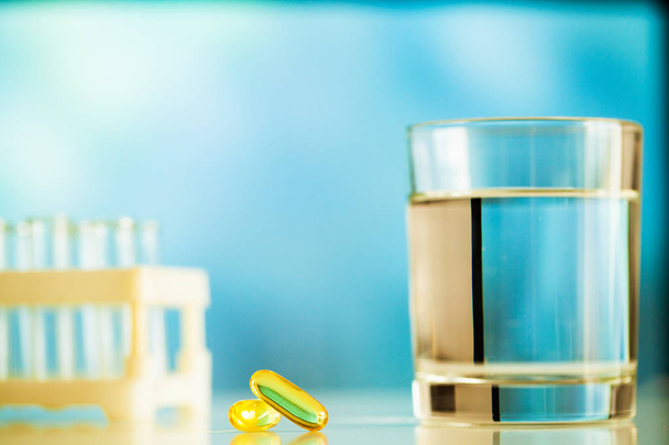 Vitaminpräparate, Fischöl in gelben Kapseln Omega-3. - Foto, Bild