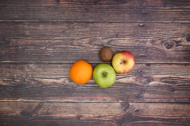 木製の背景に新鮮で健康的な果物 - 写真・画像