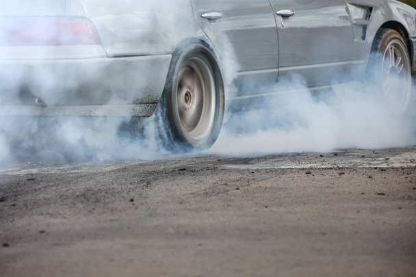 Drag kilpa-auto polttaa kumia pois sen renkaat valmisteltaessa rodun - Valokuva, kuva