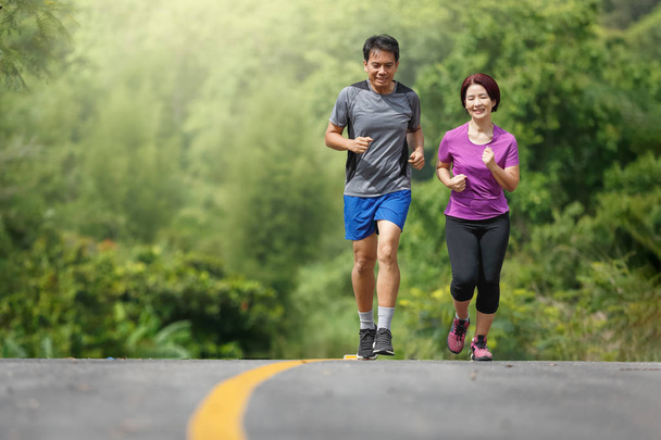 Asiático de meia idade casal jogging exercício no parque
 - Foto, Imagem