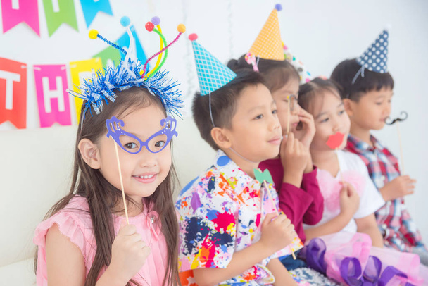 kleine asiatische Mädchen mit Brille, Party-Accessoire mit Freunden - Foto, Bild