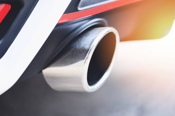 Tubo de escape no carro moderno de perto - conceito de poluição automóvel
 - Foto, Imagem