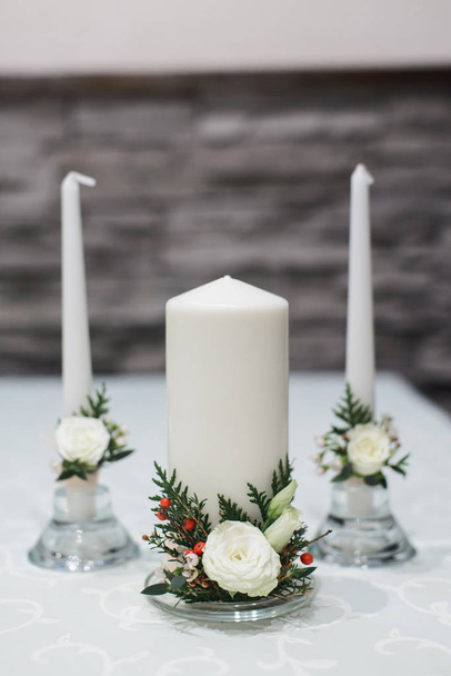 bougies de cire blanche avec composition de bouquet
 - Photo, image