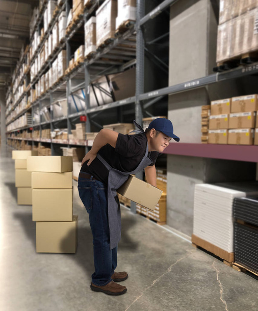 Trabajador con cajas de embalaje con dolor de espalda
 - Foto, imagen
