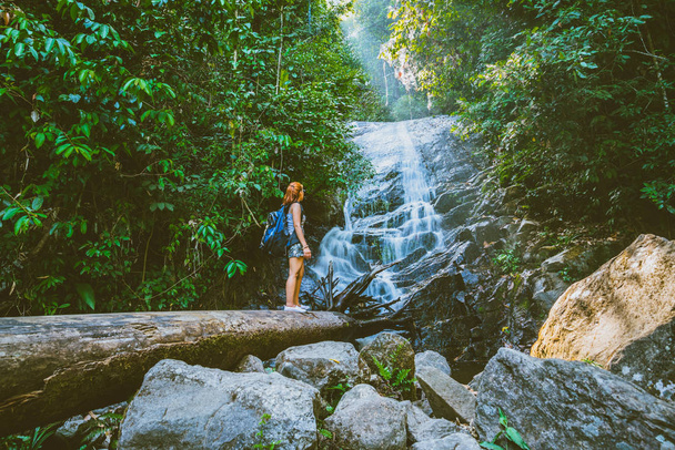 Жінки подорожують. Жінки-азійці подорожують природними лісами, горами, водоспадами. Подорож Siliphum Waterfall в Чіанмаї, Таїланд. подорожує Таїландом. - Фото, зображення