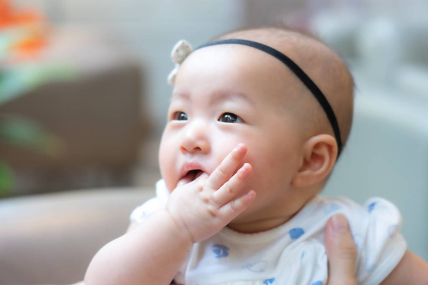 Asiatique bébé heureux dans le graden.Asian bébé fille heureux temps de la famille
 - Photo, image