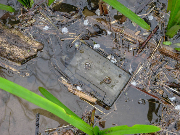 Ik vond een oude vergeten cassette tape op water Iran, Gilan, Rasht - Foto, afbeelding