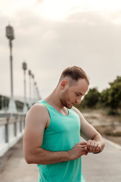 πορτρέτο του καυκάσιο τύπο σε t-shirt που κοιτάζουν στο Fitness TR - Φωτογραφία, εικόνα