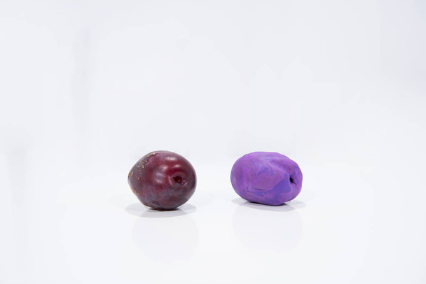 Comparaison de deux prunes bleues - Réel et faux
. - Photo, image