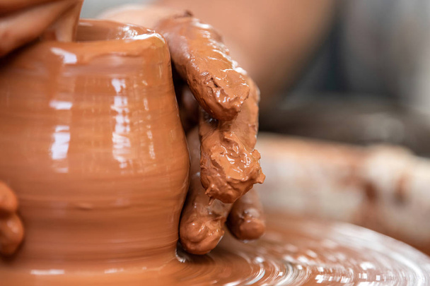 Potter maakt aardewerk gerechten op Potters wiel - Foto, afbeelding