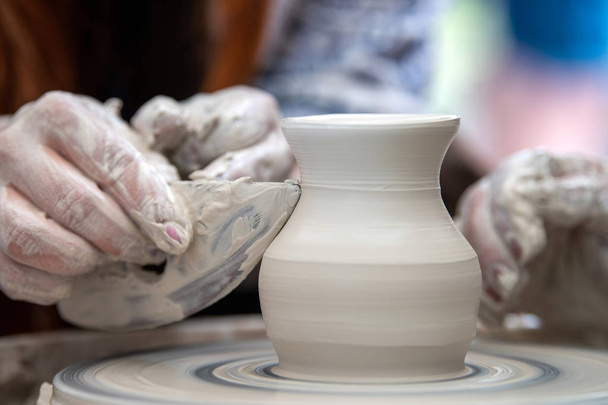 Potter hace platos de cerámica en la rueda del alfarero
 - Foto, Imagen