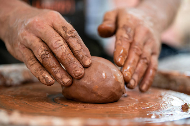 Potter maakt aardewerk gerechten op Potters wiel - Foto, afbeelding