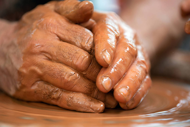 Potter dělá keramiku na hrnčířský kotouč - Fotografie, Obrázek