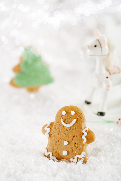 Homem de gengibre e árvore em um fundo festivo de neve de Natal
 - Foto, Imagem