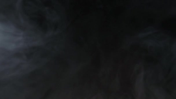 Humo atmosférico Efecto niebla. Elemento VFX. Fondo nebuloso. Nube de humo abstracta. Humo en cámara lenta sobre fondo negro. Humo blanco flotando lentamente a través del espacio contra fondo negro
. - Imágenes, Vídeo