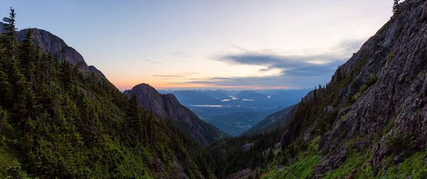 Beautiful Panoramic view of Canadian Mountain Landscape during a vibrant summer sunset. Taken at Mt Arrowsmith, near Nanaimo and Port Alberni, Vancouver Island, BC, Canada. - Foto, Bild