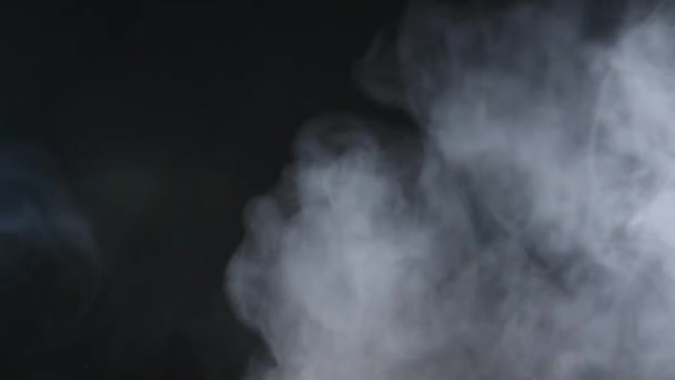 Fumaça atmosférica Efeito nevoeiro. Elemento VFX. Antecedentes. Nuvem de fumo abstrata. Fumar em câmara lenta no fundo preto. Fumo branco flutuando lentamente através do espaço contra fundo preto
. - Filmagem, Vídeo