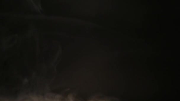 Ατμοσφαιρικός καπνός επίδραση ομίχλης. Στοιχείο VFX. Φόντο ομίχλη. Αφηρημένο σύννεφο καπνού. Καπνός σε αργή κίνηση σε μαύρο φόντο. Λευκός καπνός επιπλέει αργά στο χώρο από το μαύρο φόντο. - Πλάνα, βίντεο
