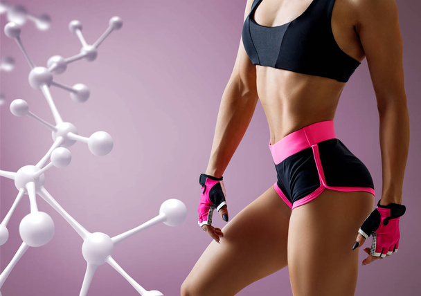 Спортивная женщина, стоящая рядом с белой молекулярной цепью
. - Фото, изображение