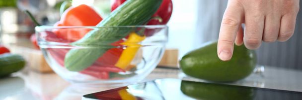 Šéfkuchař s organickou rostlinným salátem - Fotografie, Obrázek