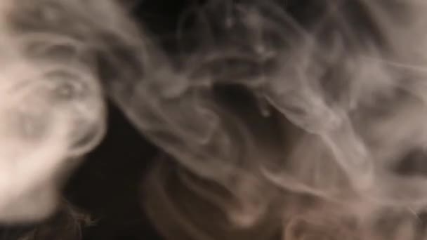 Ατμοσφαιρικός καπνός επίδραση ομίχλης. Στοιχείο VFX. Φόντο ομίχλη. Αφηρημένο σύννεφο καπνού. Καπνός σε αργή κίνηση σε μαύρο φόντο. Λευκός καπνός επιπλέει αργά στο χώρο από το μαύρο φόντο. - Πλάνα, βίντεο