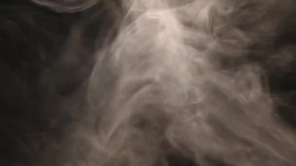 Humo atmosférico Efecto niebla. Elemento VFX. Fondo nebuloso. Nube de humo abstracta. Humo en cámara lenta sobre fondo negro. Humo blanco flotando lentamente a través del espacio contra fondo negro
. - Metraje, vídeo