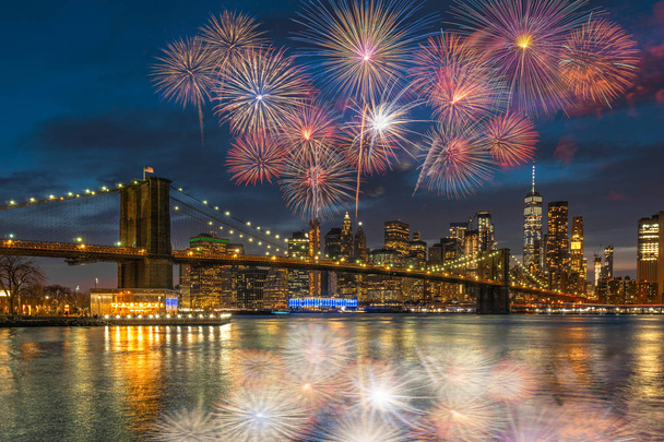 Багатобарвної феєрверк на сцені Нью-Йорка з Бруклінський міст через східну річку в сутінках час, США центрі міста горизонт, 4 липня і День незалежності концепція - Фото, зображення