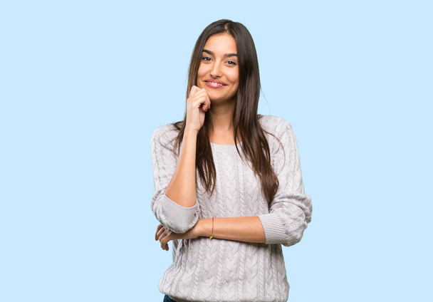 Молодая латиноамериканка-брюнетка улыбается на изолированном фоне
 - Фото, изображение