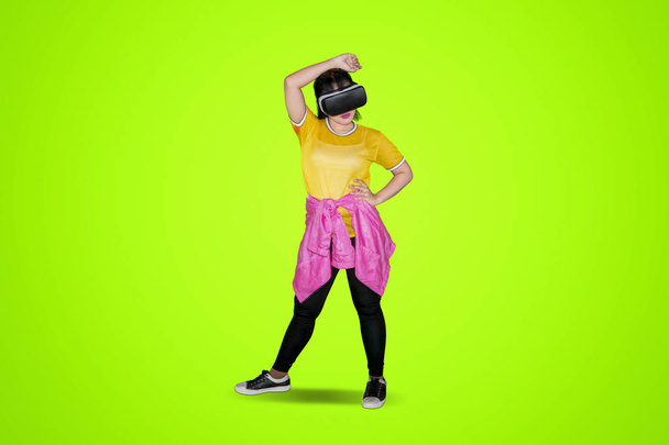 Hip-hop dancer using virtual reality headset - Fotoğraf, Görsel