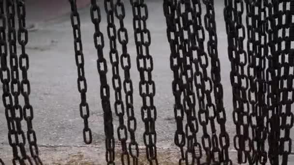 Metal zincir sallanıyor. Ağır metal zincir sarkaç hamle - Video, Çekim