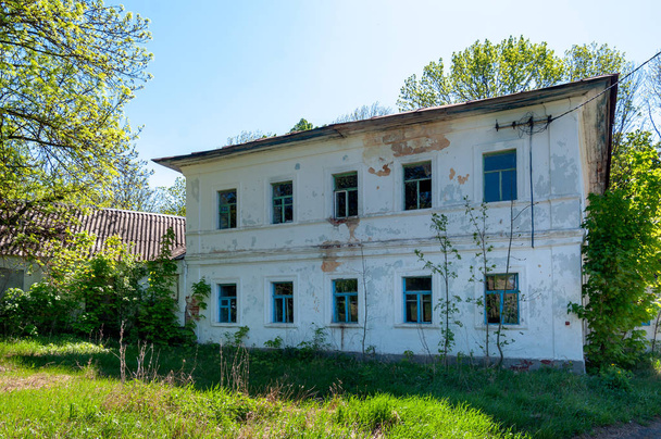 Plumpsklo des Herrenhauses von i.i. kozhin, zarechny repez village, zadonsky Bezirk, Gebiet Lipetsk, Russische Föderation, 11. Mai 2018 - Foto, Bild