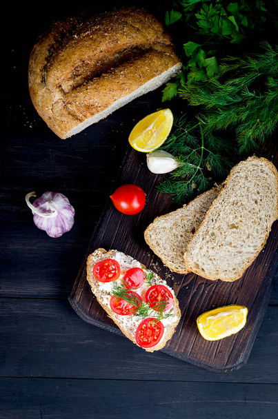 sandwiches with cheese and tomatoes on rye bread - Foto, Imagen