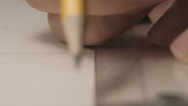 Primer plano de manos de arquitecto masculino dibujando una línea en cartón blanco con regla y lápiz amarillo. proceso de fabricación del modelo
. - Metraje, vídeo