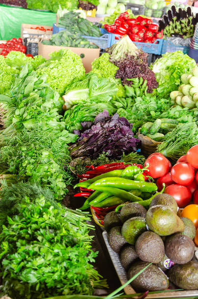 Φρέσκα βιολογικά λαχανικά και χόρτα στον πάγκο της αγοράς παντοπωλείου. Έννοια της υγιεινής διατροφής - Φωτογραφία, εικόνα