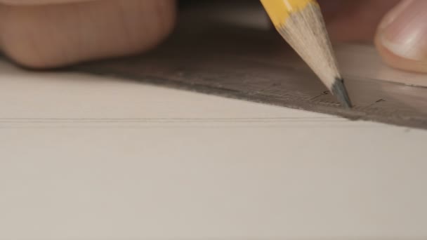 Primer plano de manos de arquitecto masculino dibujo marca en el cartón blanco con regla y lápiz. Proceso de fabricación de modelos
.  - Metraje, vídeo