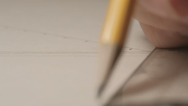 Primer plano de manos de arquitecto masculino dibujando una línea en cartón blanco con regla y lápiz amarillo. proceso de fabricación del modelo
. - Metraje, vídeo
