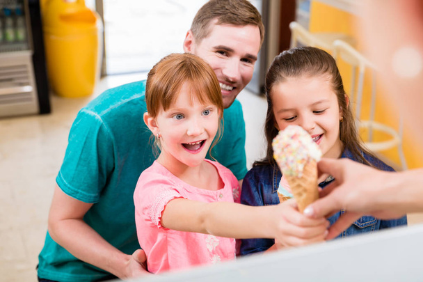 Petite fille obtenir son cône de crème glacée au comptoir d'un café
 - Photo, image