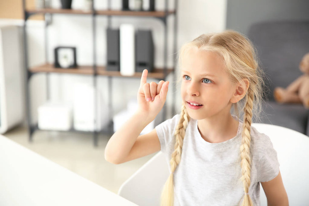 Trochę głuchy niemy dziewczyna za pomocą języka migowego w domu - Zdjęcie, obraz