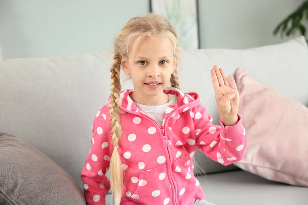 Pequeña chica muda sorda usando lenguaje de señas en casa
 - Foto, imagen